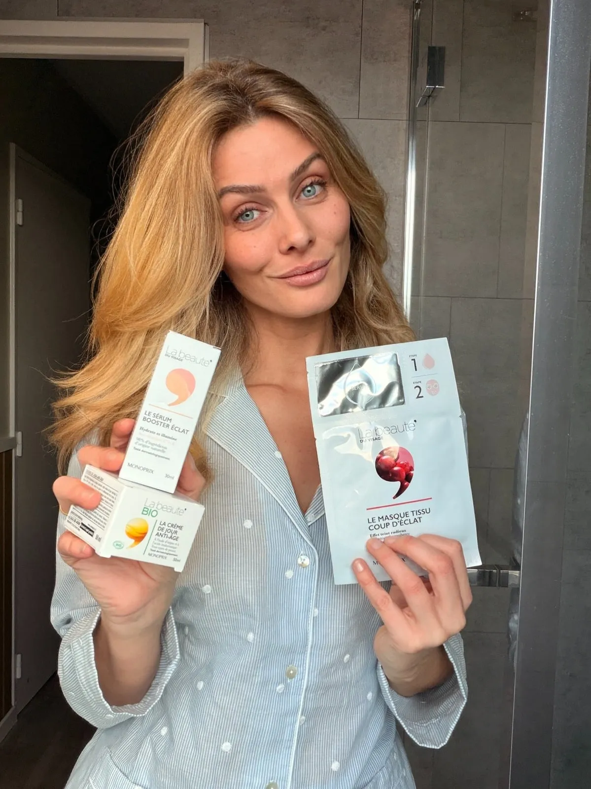 Mélanie présentant deux coffrets soin face caméra